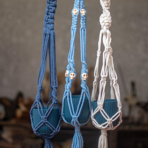 Triple suspension à plantes en macramé avec crânes pour 3 pots