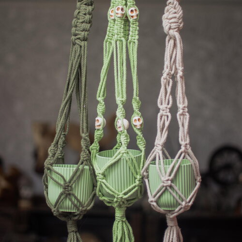 Triple suspension à plantes en macramé avec crânes pour 3 pots