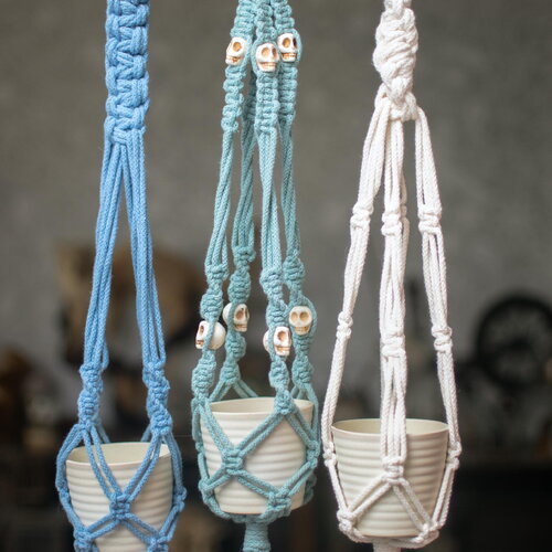 Triple suspension à plantes en macramé avec crânes pour 3 pots