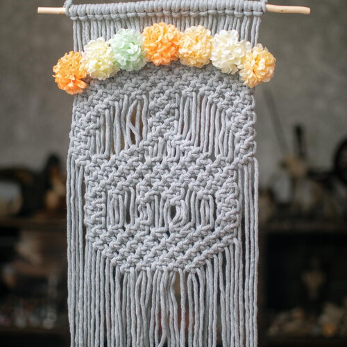 Décoration murale en macramé tête de mort et fleurs calavera