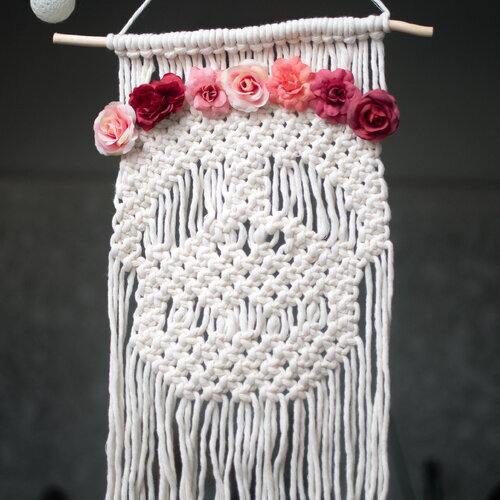 Décoration murale en macramé tête de mort et fleurs calavera