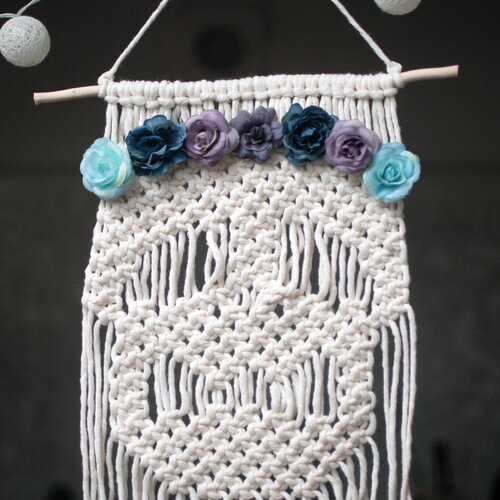Décoration murale en macramé tête de mort et fleurs calavera