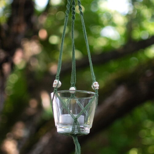 Suspension en macramé photophore verte avec bougie et 3 crânes