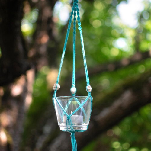 Suspension en macramé photophore turquoise avec bougie et 3 crânes