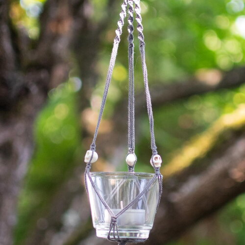 Suspension en macramé photophore grise avec bougie et 3 crânes