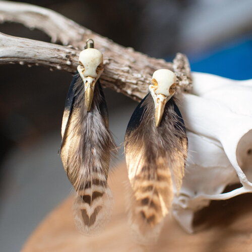 Boucles d'oreilles pendantes crâne de corbeau doré et plumes dorées
