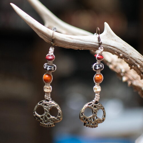 Boucles d'oreilles pendantes macramé, perles artisanales et crâne ethnique bohème