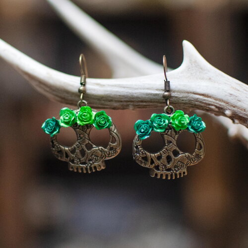 Boucles d'oreilles pendantes avec crânes ethniques et roses en camaïeu de vert bohème façon calavera, inspiration día de los muertos