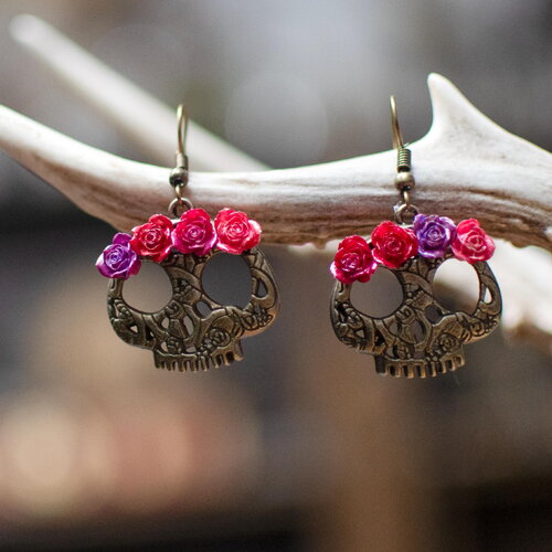 Boucles d'oreilles pendantes avec crânes ethniques et roses fuchsia violet bohème façon calavera, inspiration día de los muertos