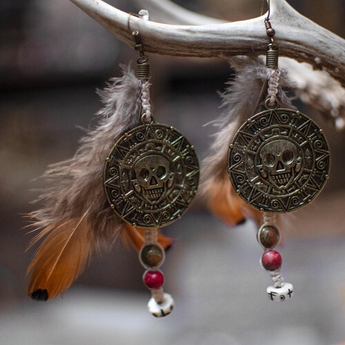 Boucles d'oreilles bohème pendantes macramé, perles artisanales, plumes et pièce pirate aztèque dorée