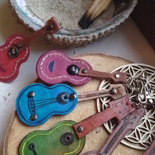 Porte clef ukulélé / guitare en cuir