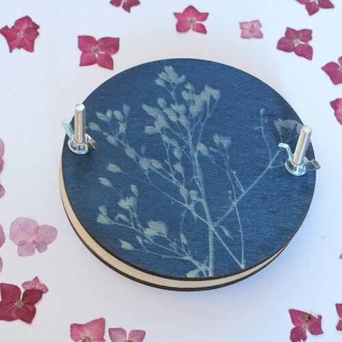 Mini presse à fleurs cyanotype en bois - exemplaire unique - empreinte d'herbes sauvages