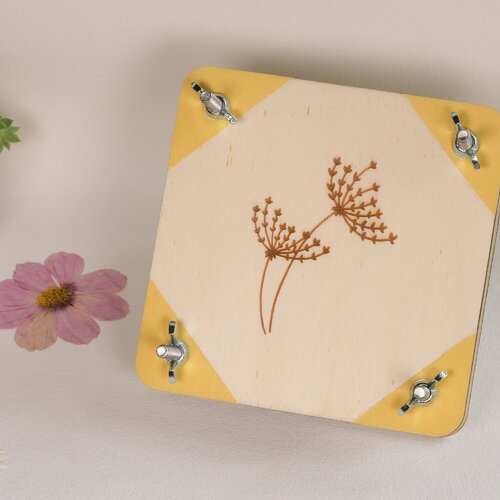 Presse à fleurs en bois pour herbier -  petite taille 12x12 cm - "ombelles" - fabriquée et peinte à la main dans le jura