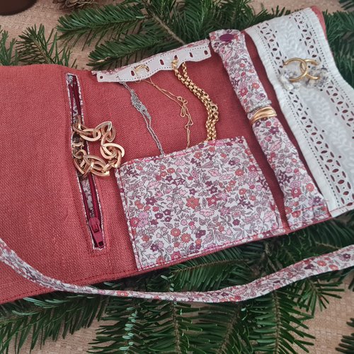 Pochette à bijoux de voyage en lin brique et imprimé liberty ava