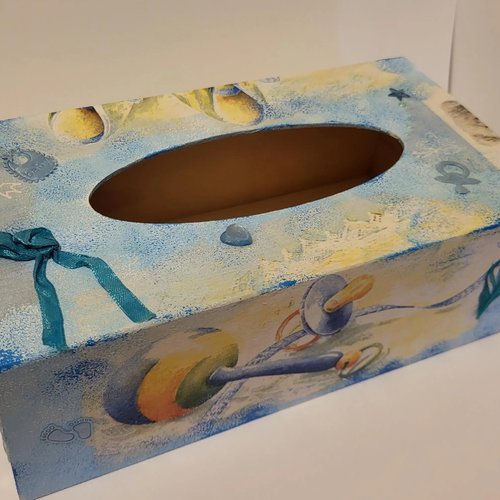 Boite à mouchoirs rectangulaire, en bois décorée en serviettage et peinture sur le thème bébé