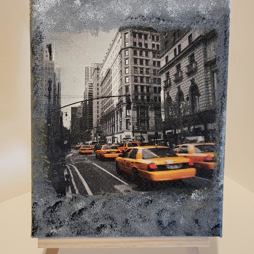 Petit tableau sur toile enduite réalisé en serviettage et peinture  "taxis new york"