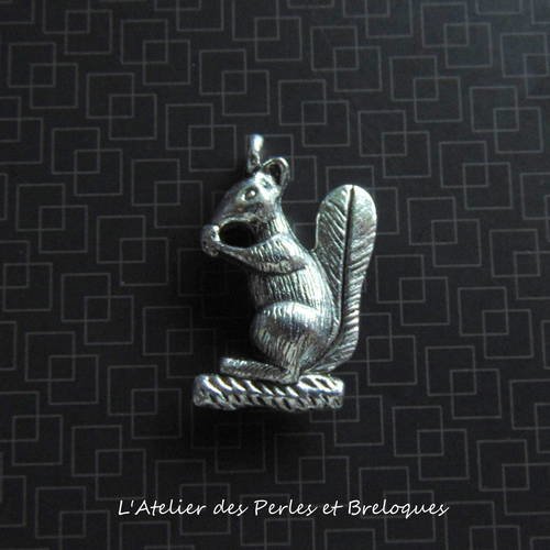 1 breloque pendentif ecureuil 3d  28 mm x 18 mm 