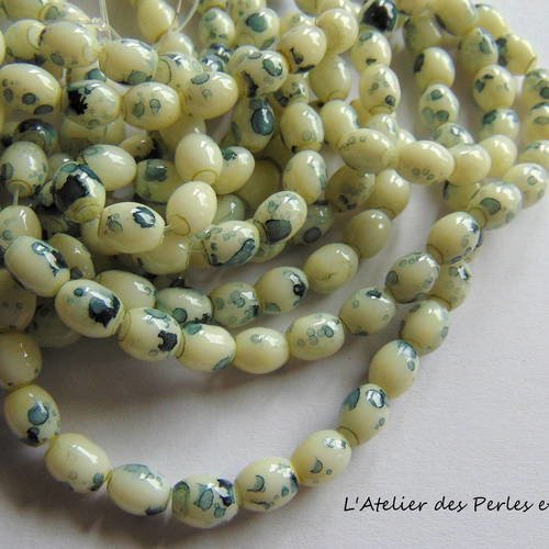 Lot de 15 perles olives en verre tachetees gris   8 mm x 6 mm 