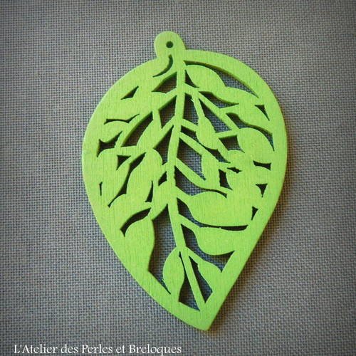 Pendentif feuille en bois vert 