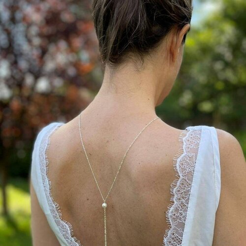 Ce collier de dos délicat a été conçu pour compléter une robe de mariée dos nu.