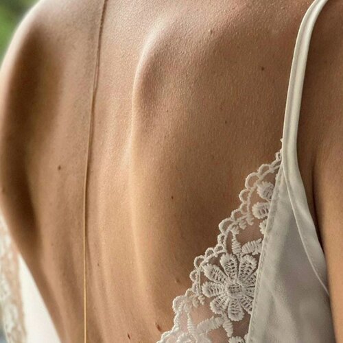 Bijou de dos mariage- collier robe dos ouvert, chaîne serpentine en laiton doré et ses perles en cristal de swarovski- robe dos en v.