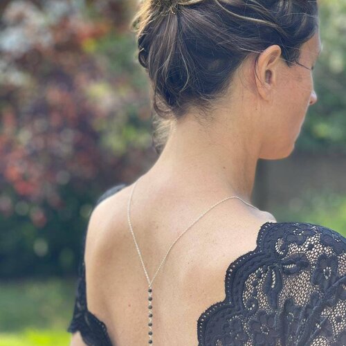 Collier de dos nu mariage- bijou de dos noir et argenté- chaîne perlée noire.