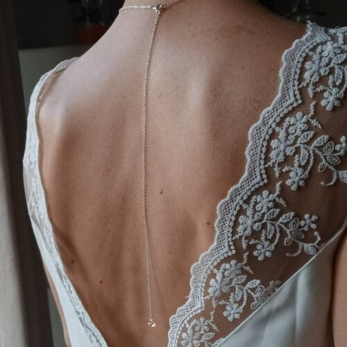 La discrète- collier de dos de mariage argenté à gouttes en cristal beige sable.