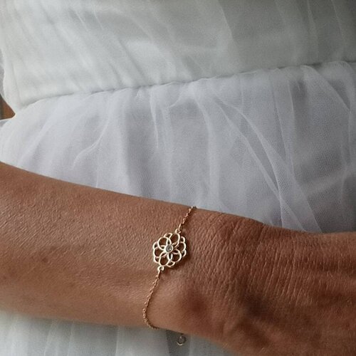 Bracelet downton abbey collection mariée 2023- délicat bracelet en acier doré avec rosace pourvue d'un brillant en zircon.