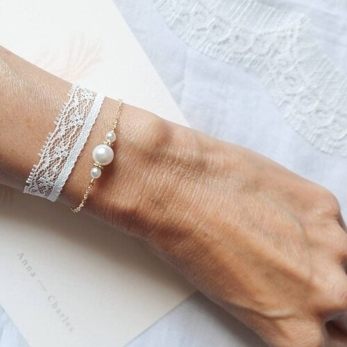 Bracelets de mariée à dentelle blanche et à perle nacrée swarovski- bracelets de mariage bohème et chic.