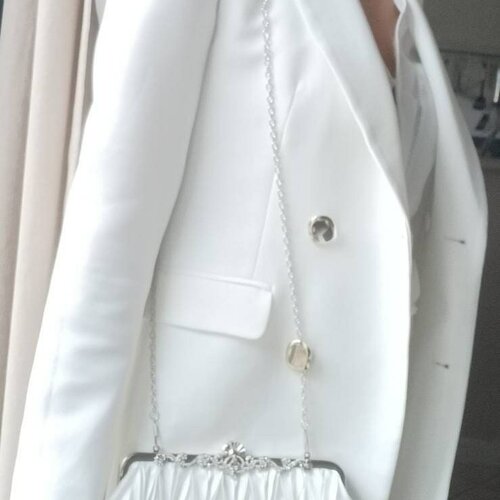 Pochette de mariage blanche, sac à mains de mariée en soyeux de tissu blanc plissé à strass et laiton argenté, esprit rétro, vintage.