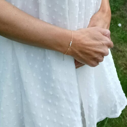 Bracelet de mariée à perles nacrées blanches, bracelet fin et délicat pour accompagner votre tenue de mariée, chaîne en laiton doré.