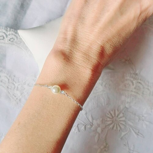 Bracelet de mariée à perle nacrée blanche et petits cristaux de swarovski, bijou précieux de mariage.