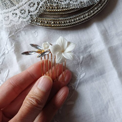 Peigne de coiffure de mariage à fleurs de porcelaine argenté ou doré.