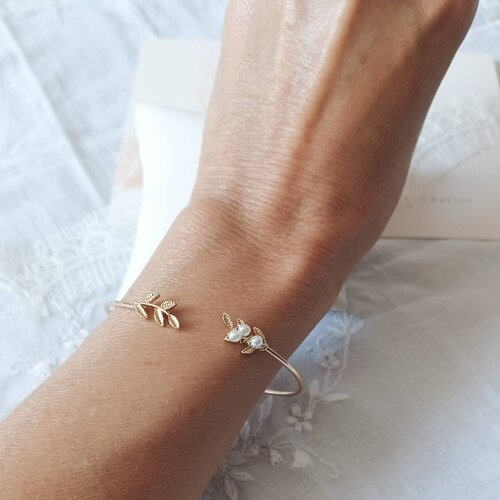 Bracelet jonc en laiton doré à feuillage et petites perles nacrées.