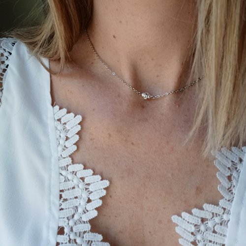 Collier perle blanche- avec strass.