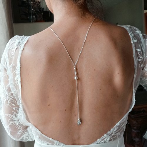 Bijou de dos robe ouverte- perles nacrées blanches et zirconium.
