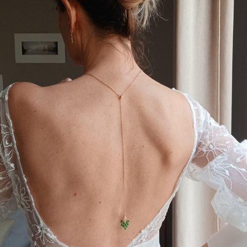 Paon- collier dos nu doré et vert.