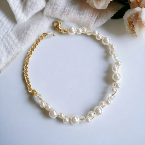 Bracelet de mariée à perles nacrées blanches.