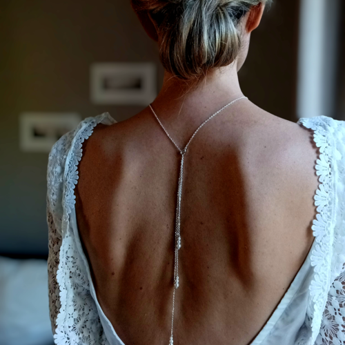 Bijou de dos et collier amovible pour la mariée.
