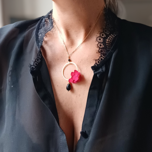 Flamenco- collier femme en acier doré et fleur rouge.