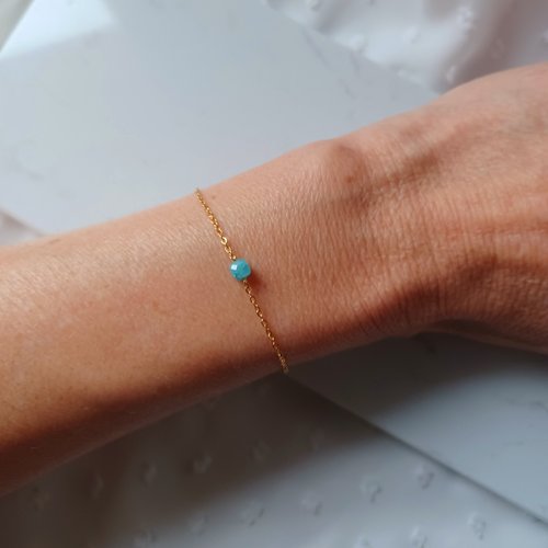Bracelet fin en acier or et pierres en lapis-lazuli ou apatite.