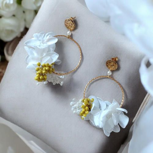 Créoles dorées à fleurs naturelles blanches et jaunes.