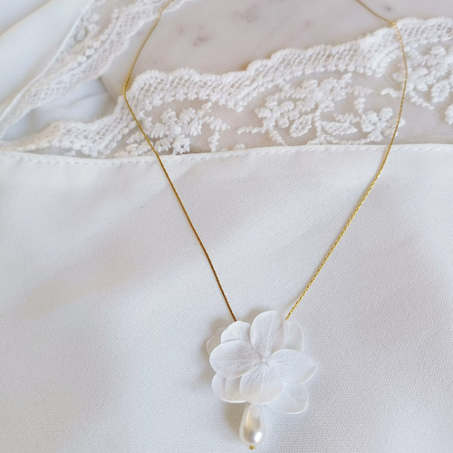Collier serpentine dorée et hortensias blancs.
