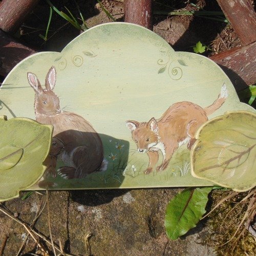 Porte -manteaux modèle  animaux de la foret *renard et lapins gris *fond vert * 2 patères feuilles