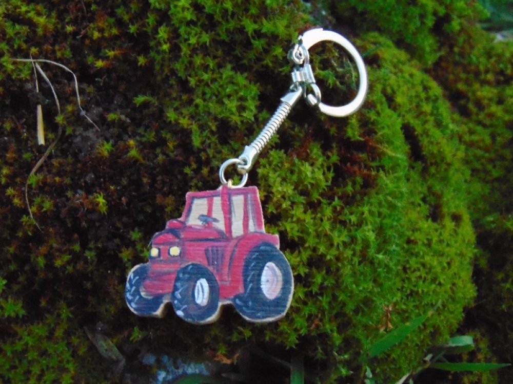 Porte clés tracteur rouge * bois hêtre * peint à la main *peinture  naturelle - Un grand marché