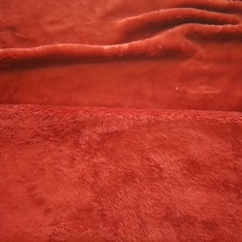 Fourrure synthétique poils mi - long rouge carmin