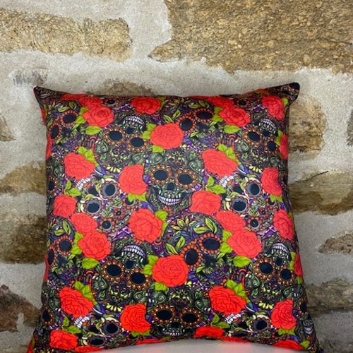 Coussin en velours avec des tête de mort