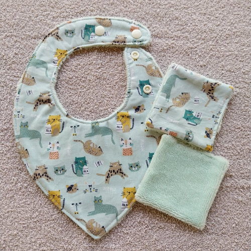 Duo bavoir bandana et lingettes assorties motifs chatons, éponge de bambou