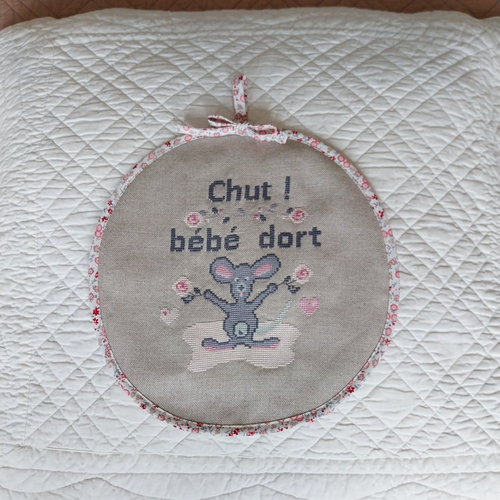 Plaque de porte de chambre bébé en lin naturel brodé main