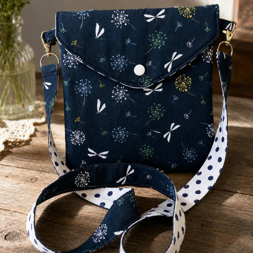 Sacoche à bandoulière doublée et molletonnée - pochette à rabat, bandoulière et mousquetons - pochette cérémonie bleu nuit